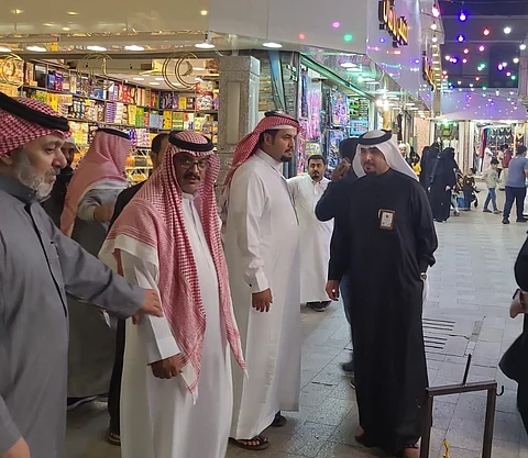 بالصور.. "أمانة الطائف" تتعقب الباعة الجائلين وتُزيل بسطات مخالفة بالمنطقة المركزية