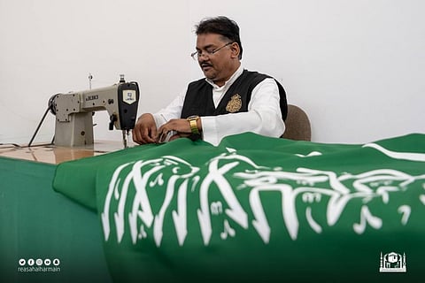 أين يصنع العلم السعودي؟ وكيف؟.. مقاس محدَّد محمل بالدلالات ويجرم تنكيسه