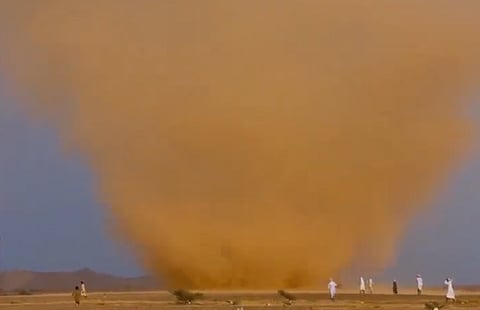 شجاعة أم طيش؟.. مَشهد يحبس الأنفاس لأطفال يقتحمون زوبعة رملية في سلطنة عمان