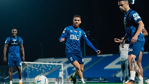 "إيميليانو دياز" يقود تدريب الهلال نيابة عن "والده" .. والفريق يكثف تحضيراته لمواجهة الاتفاق