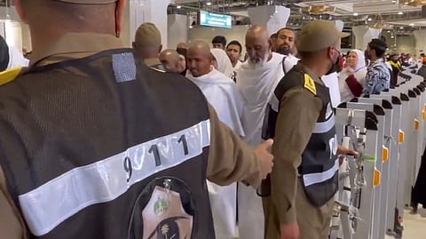 شاهد.. رجال الأمن يديرون حركة الحشود بالحرم في أول صلاة جمعة برمضان