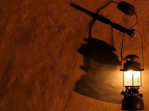إضاءة القناديل سُنَّة عُمرية أصبحت من مظاهر رمضان وتعبّر عن الفرحة والبهجة لقدومه
