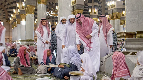 الأمير فيصل بن سلمان خلال زيارته لحلقات القرآن الكريم في المسجد النبوي