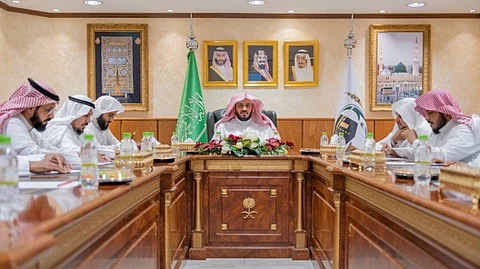 سعد المحيميد خلال ترؤسه اجتماع مجلس شؤون المسجد الحرام