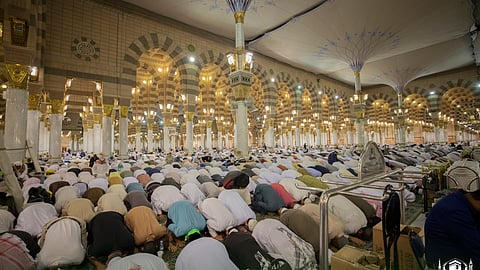 جموع المصلين يؤدون صلاة التراويح بالمسجد النبوي