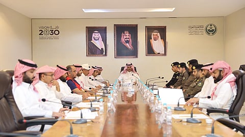 محافظ الزلفي مسفر العتيبي يرأس اجتماع المجلس المحلي