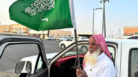 شاهد.. شوارع محافظة رنية تتجمّل بالأعلام احتفاءً بـ"يوم العلم"