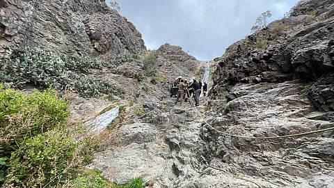 مدني الباحة ينقذ مواطنًا سقط من منحدر جبلي في قرية بني حسن