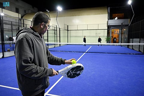 تستهوي الشباب والصغار.. لقطات من عسير ترصد الإقبال الرمضاني على "البادل"