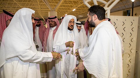 بالصور.. وزير الشؤون الإسلامية يتفقد الخدمات المقدمة للمعتمرين بمطار الملك عبدالعزيز بجدة