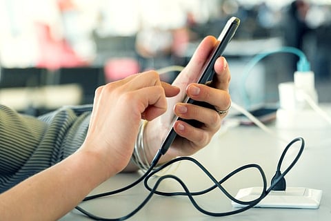 خطر كبير وتحذير مخابراتي.. مَنافذ شحن الهاتف بالأماكن العامة بين عامل "منقذ" و"فخ"