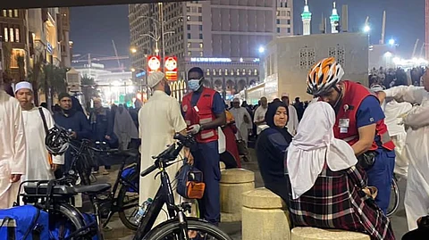 فرق الهلال الأحمر تقدم الخدمات الإسعافية للمعتمرين