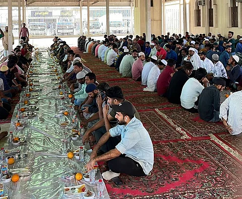الرياض.. "بر الفيحاء" توزع 1100 وجبة إفطار يومياً.. وتستقبل زكاة الفطر