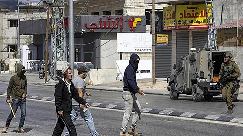 مستوطنون يعتدون على الفلسطينيين وممتلكاتهم في الضفة الغربية