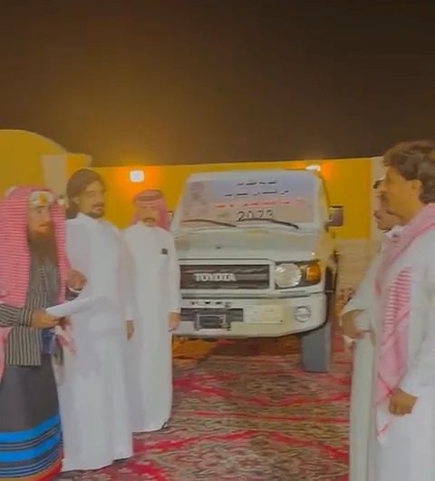 بسيارة وهدايا رمزية.. قبائل الريث تكرم المقيم اليمني منقذ الشقيقين سالم وياسر