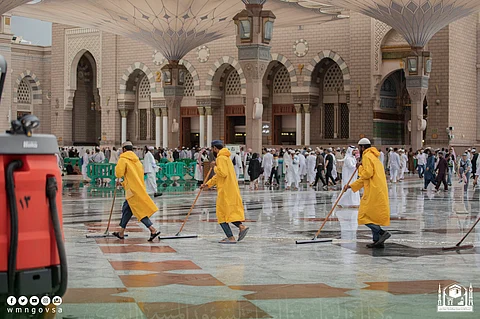 جانب من أعمال النظافة بالمسجد النبوي