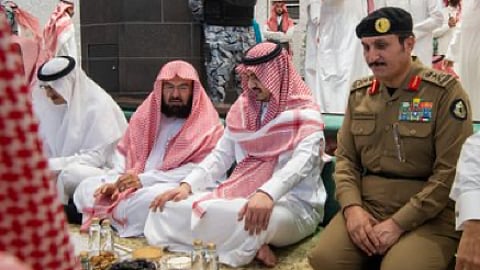 الأمير بدر بن سلطان الشيخ عبدالرحمن السديس والفريق محمد البسامي خلال الإفطار في الحرم المكي