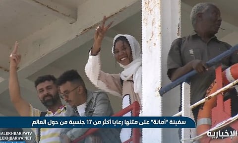 فيديو.. "أمانة" ترسو بقاعدة الملك فيصل وقيادات ودبلوماسيون في استقبال الرعايا