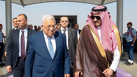 الأمير بدر بن سلطان خلال لااستقباله رئيس فلسطين محمود عباس