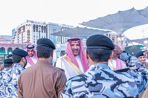 شاهد.. "فيصل بن سلمان" يزور رجال الأمن المشاركين في مهام الحرم النبوي ويهنئهم بالعيد