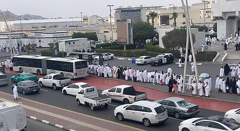 "سبق" توثّق جانباً من إقبال المعتمرين على "حافلات مكة".. خدمة بالمجان