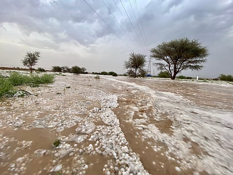 شاهد.. مناظر جميلة ترسمها الأمطار وزخات البَرَد على عفيف