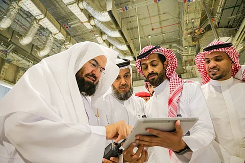 "السديس" يدشن منصة الشحن المتنقل لأجهزة الجوال بالمسجد الحرام