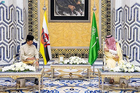 سلطان بروناي يصل جدة وبدر بن سلطان يستقبله بالمطار