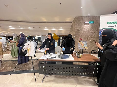 شاهد.. مواهب من ذوي الإعاقة ينثرون إبداعهم مباشرة أمام زوار جمعية "تيسير"