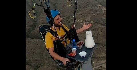 تجربة مذهلة بالفيديو.. طيار سعودي يفطر في السماء وهذا ما حدث