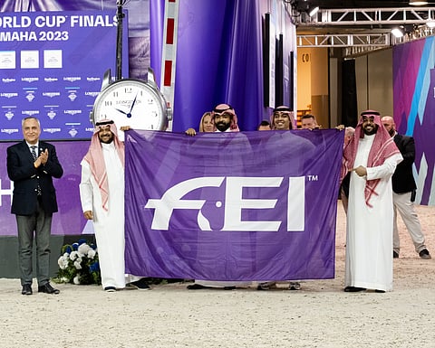 السعودية تتسلّم "علم" استضافة كأس العالم لقفز الحواجز والترويض 2024