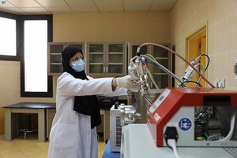 أجرته جامعة جدة.. بحث علمي يتوصل لاستخدام تركيبات النانو من المسك في مستحضرات التجميل