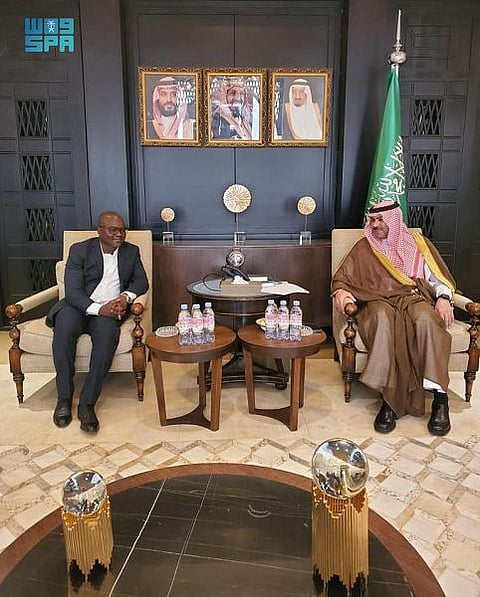 سفير المملكة لدى بوركينافاسو يستقبل المواطن البوركيني الذي تم إجلائه من قبل القوات البحرية الملكية السعودية من السودان