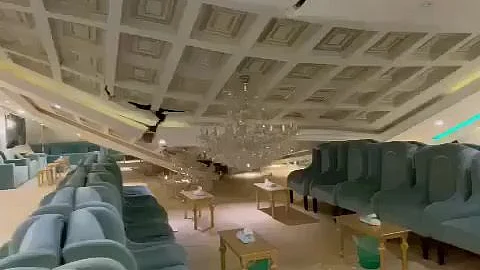 سقف المبنى أثناء انهياره