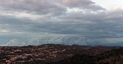 أمطار غزيرة على منطقة عسير وشبه انعدام في الرؤية وتساقط البَرَد