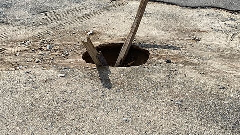 شاهد.. انهيار أرضي بقطر نصف متر نتيجة الأمطار بـ"شرائع مكة"