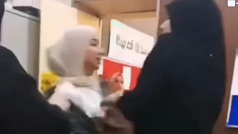 واقعة أمريكية تتكرر بالعراق.. شاهد ما فعلته طالبة بمعلمة بسبب الجوال
