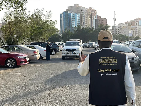 6 ساعات متصلة.. شباب مكة المتطوع يسهم في تنظيم مواقف سيارات المعتمرين