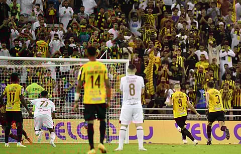 جانب من لقاء الاتحاد والشباب في الجولة 24 من دوري روشن السعودي للمحترفين