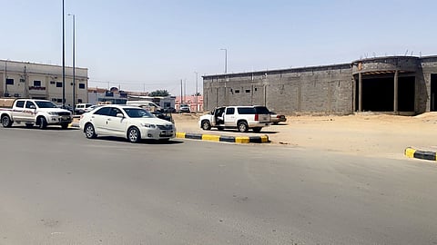 بعد إنذار بلدية تيماء.. شركات التوصيل تتسبب في ازدحام بمواقف الأماكن العامة و"سبق" ترصد