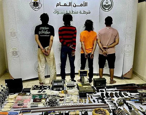 تبوك.. الإطاحة بـ 4 متهمين مسلحين لمحاولتهم ترويج مواد مخدرة وأسلحة نارية وبيضاء