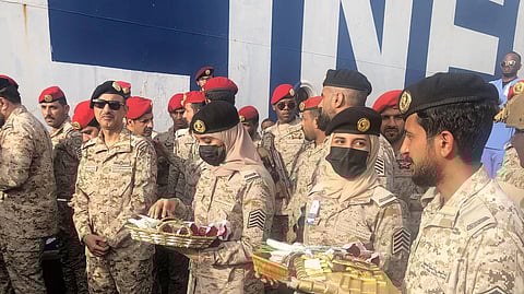 إنسانية وحسن ضيافة.. أفراد وضباط قاعدة الملك فيصل البحرية يجسّدون توجيهات القيادة لضيوف المملكة