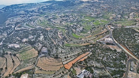 شاهد.. قمم السودة تكتسي بياض البرد بعد أمطار الـ 6 ساعات