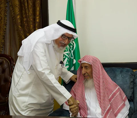 مفتي المملكة يباشر عمله بالطائف ويستقبل المراجعين والمستفتين