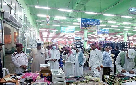 بمشاركة عدة جهات.. جولات مستمرة لـ"بيئة العاصمة المقدسة" على سوق الخضار والفواكه بالكعكية