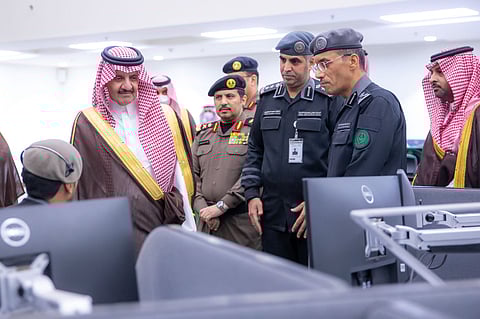 الأمير سعود بن نايف خلال زيارته مركز العمليات الأمنية الموحدة
