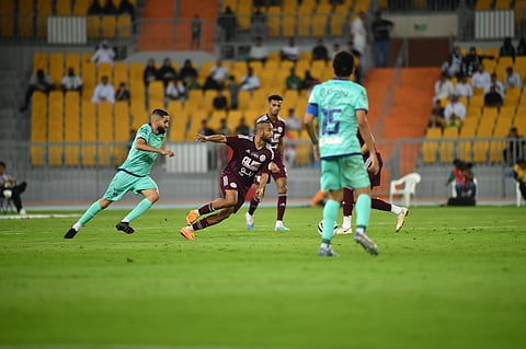 الأهلي يفرّط بفرصة الابتعاد بالصدارة بسقوطه في فخ التعادل مع الفيصلي