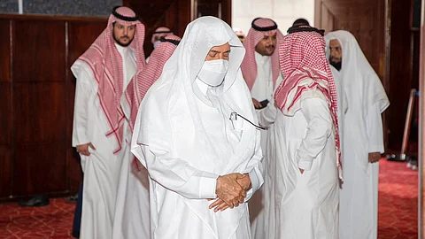 وزير الشؤون الإسلامية عبداللطيف آل الشيخ يؤدي تحية المسجد خلال تفقده مسجد التنعيم