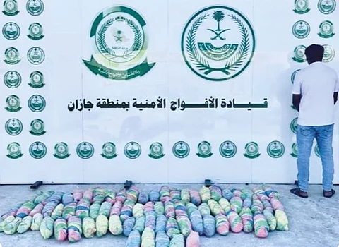 "الأفواج الأمنية" تقبض على شخص بحوزته نبات القات المخدر في الدائر