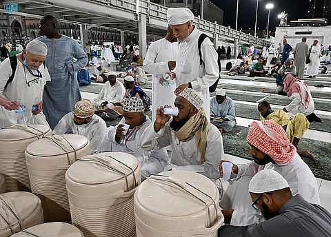 ضيوف الرحمن يشربون من ماء زمزم